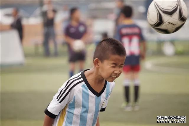 阳光青春 炫动足球！动奇迹私服页游动手帮你身边的孩子圆梦2018世界杯！